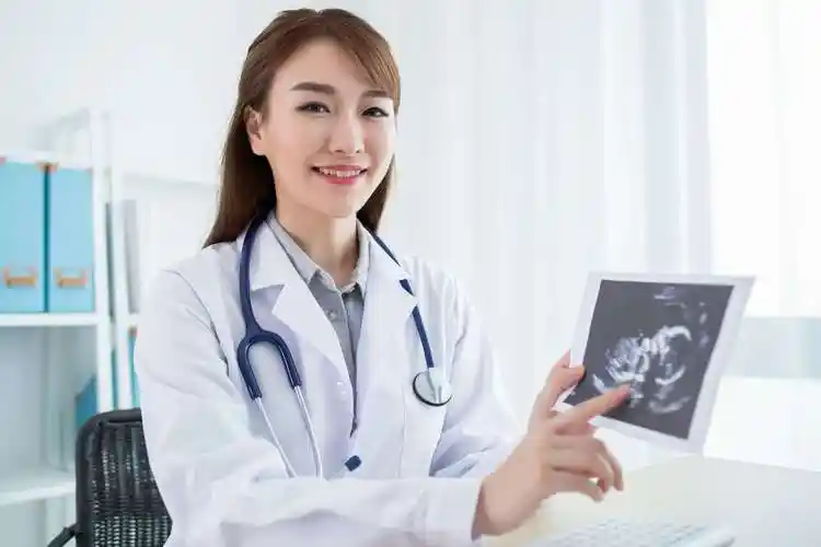 南宁跨越孕育难关：试管代生家庭的艰辛与新生喜悦